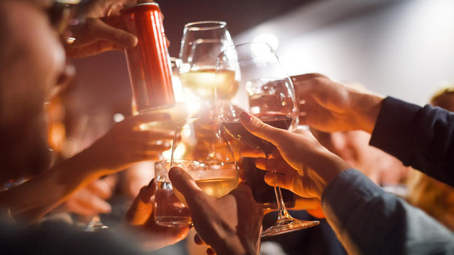 Cel mai periculos tip de consum de alcool care crește de 6 ori riscul de ciroză - studiu
