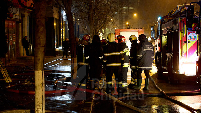 IGSU: Pompierii au intervenit pentru lichidarea unui incendiu izbucnit într-o clădire din centrul Chișinăului / foto
