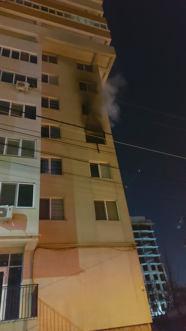 Incendiu într-un bloc din Chișinău. Nouăsprezece oameni, inclusiv 5 minori, au fost evacuați de pompieri 