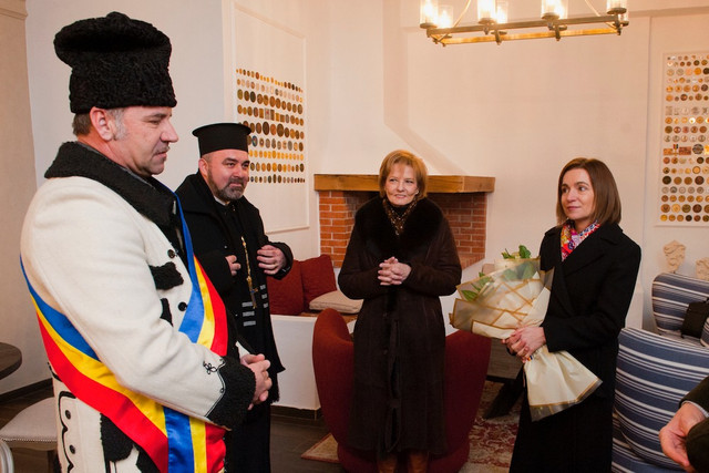 FOTO | Maia Sandu a fost oaspetele Majestății Sale Margareta, Custodele Coroanei. Președinta Republicii Moldova a sădit un stejar și a semnat în Cartea de Aur