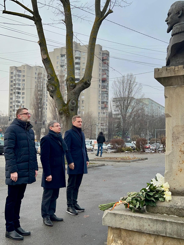 FOTO | Omagiu adus lui Alexandru Ioan Cuza. Oficiali din România și Republica Moldova au depus flori la monumentul din Chișinău al domnitorului