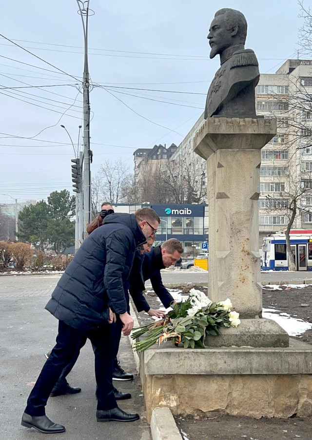 FOTO | Omagiu adus lui Alexandru Ioan Cuza. Oficiali din România și Republica Moldova au depus flori la monumentul din Chișinău al domnitorului
