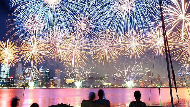 Lumea a întâmpinat 2024 cu focuri de artificii, reflecții și un rămas bun regal