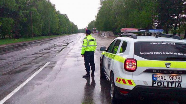 Polițiștii îi îndeamnă pe șoferi să circule cu atenție întrucât carosabilul este umed