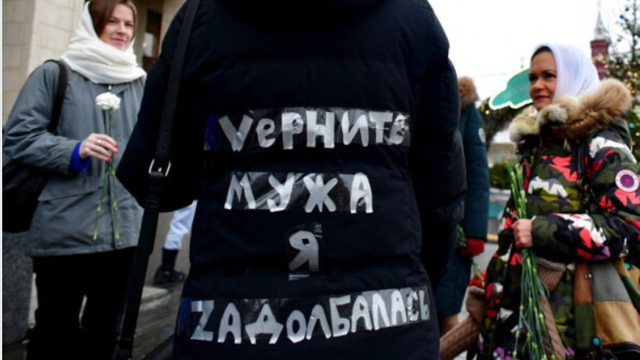 15 soții ale rușilor mobilizați în Ucraina au protestat sub zidurile Kremlinului: ”Ei sunt civili, nu soldați”