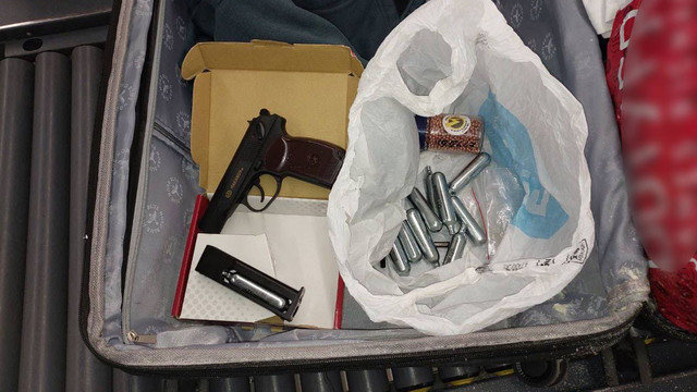 AIC: Un pistol pneumatic și muniție, camuflate în bagajul unui străin