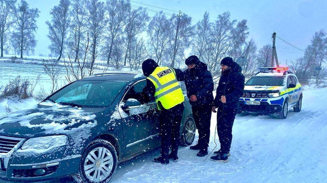 Poliția: Traficul pe traseul R-6 este îngreunat din cauza fluxului mare de mașini / video