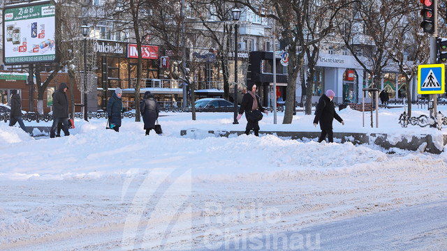 Ninsorile revin, iar vremea se răcește