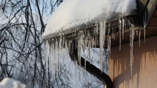 Atenție la țurțuri! Municipalitatea face apel către proprietarii de edificii să curețe acoperișurile de zăpadă
