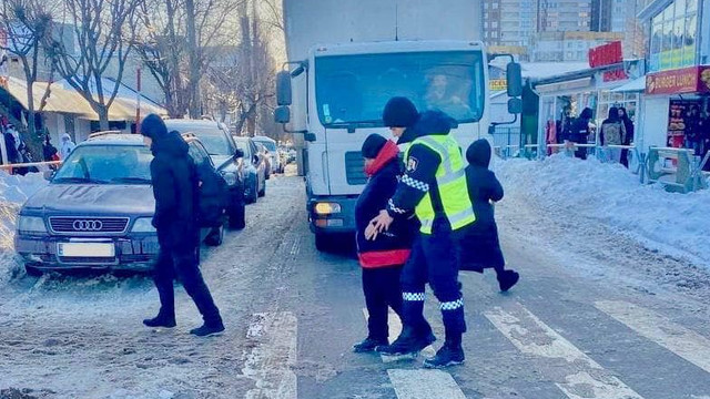 Polițiștii recomandă pietonilor să traverseze cu prudență strada din cauza ghețușului
