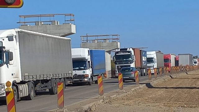 Traversarea camioanelor prin postul vamal de frontieră Costești Stânca este restricționată