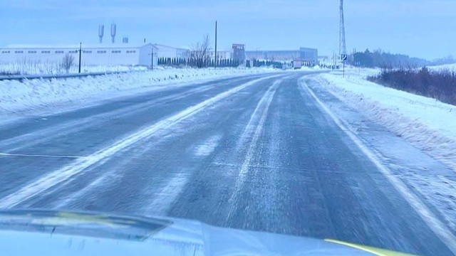 Poliția atenționează că în unele zone ale R. Moldova carosabilul este acoperit cu gheață, ceea ce îngreunează deplasarea

