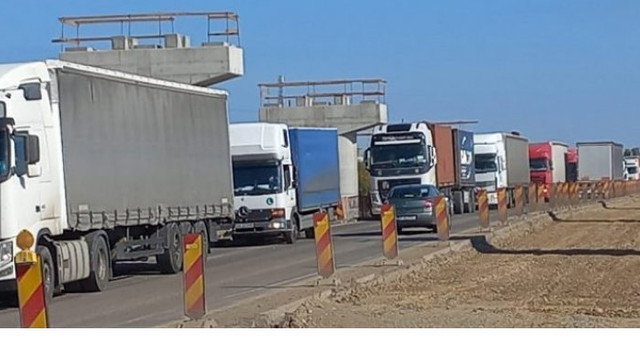 Traversarea camioanelor prin postul vamal Costești – Stânca a fost restricționată