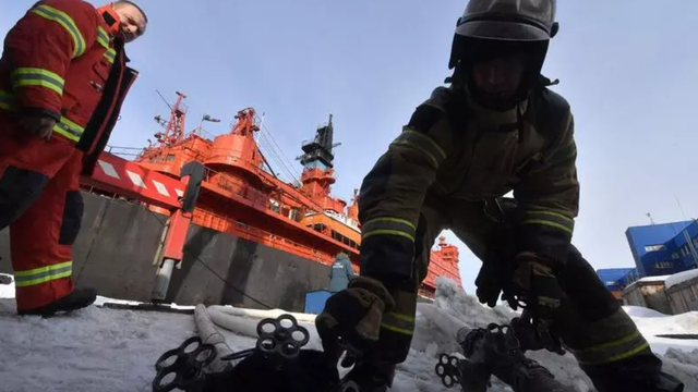Incendiu la un terminal de gaz, aproape de Sankt Petersburg. Localnicii au auzit drone și explozii