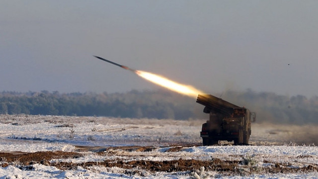 Ucraina a atacat cu rachete un aerodrom din Crimeea. Rușii spun că nu sunt pagube, ucrainenii îi contrazic: trei avioane distruse