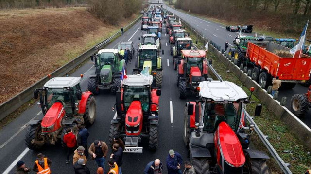 Agricultorii francezi blochează traficul în jurul Parisului