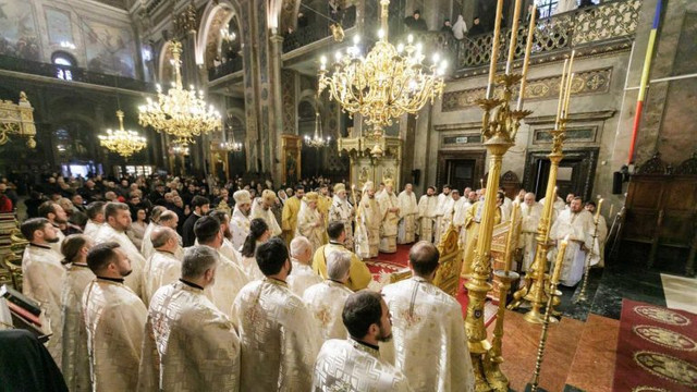O delegație de clerici din Republica Moldova care s-au întors la Patriarhia Română a participat la o solemnă Sfântă Liturghie la Iași