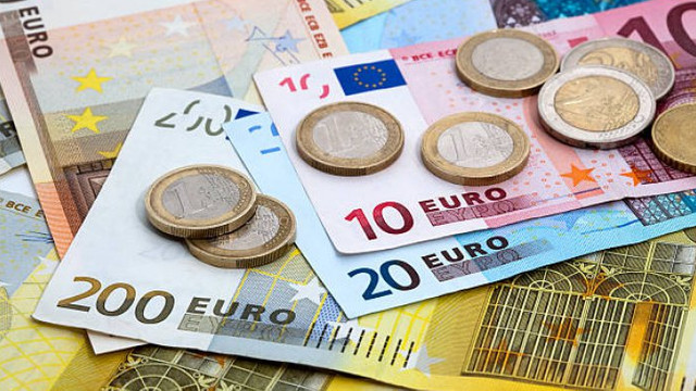 Euro se ieftinește, la început de săptămână. Dolarul american va fi mai scump
