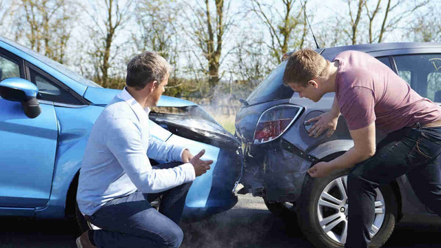 Tot mai mulți conducători auto apelează la procedura de constatare amiabilă a accidentelor rutiere minore
