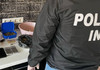 VIDEO | Polițiștii au găsit droguri în valoare de 100.000 lei într-un apartament din centrul Chișinăului. Trei tineri, arestați

