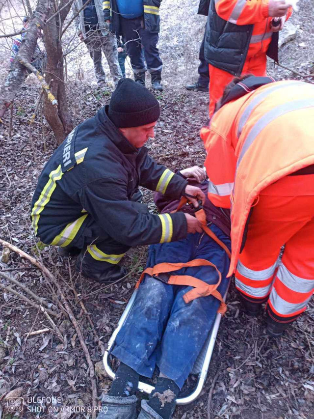 FOTO | Salvatorii au scos un bărbat din prăpastia în care căzuse. Bărbatul era dat dispărut de la domiciliul din raionul Rezina