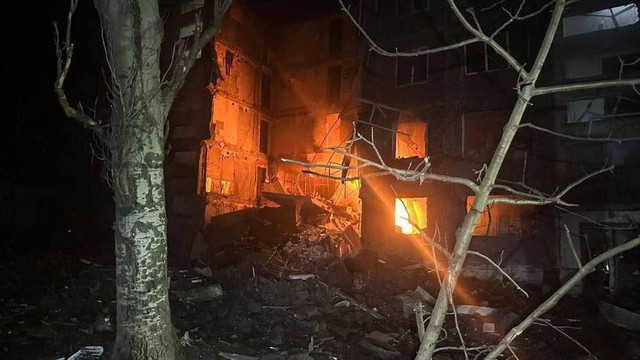 Morți și răniți în urma bombardamentelor rusești asupra blocurilor de locuit și a unui spital din estul Ucrainei