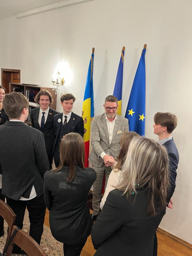 FOTO | Liceeni și studenți din Asociația Tinerilor Diplomați din Moldova s-au aflat în vizită la Ambasada României la Chișinău