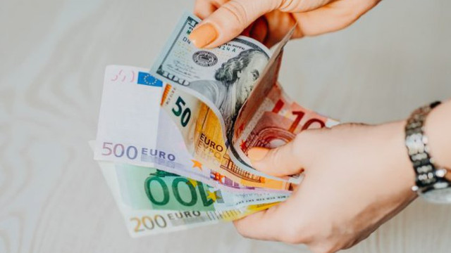 La sfârșit de săptămână, euro se ieftinește, iar dolarul se scumpește