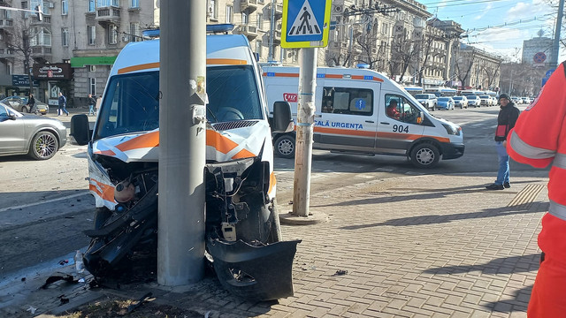 FOTO | Accident grav cu implicarea unei ambulanțe, pe bulevardul central din Chișinău. UPDATE: Ambulanța se deplasa cu girofarul și semnalul sonor conectat, având la bord un pacient
