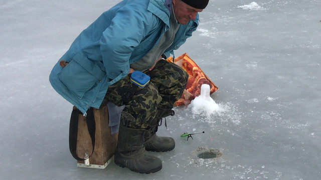 Salvatorii avertizează că pescuitul la copcă devine periculos în condiții de temperaturi oscilante
