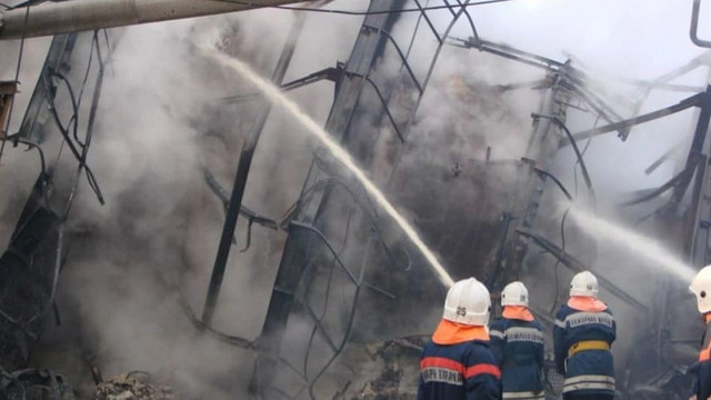 Incendiu la o rafinărie din Rusia după un atac cu drone. Localnicii din Volgograd spun că au auzit două explozii
