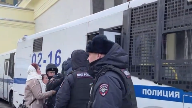 VIDEO | Zeci de jurnaliști, băgați în duba poliției la Moscova, în timpul unui protest organizat de soțiile soldaților mobilizați