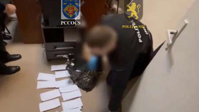 VIDEO | Peste 800.000 lei găsiți de ofițerii INI și procurorii PCCOCS la primăria din Orhei. Sacoșă neagră, conexiuni cu un actual și fost partid și un cetățean al Rusiei pe post de curier