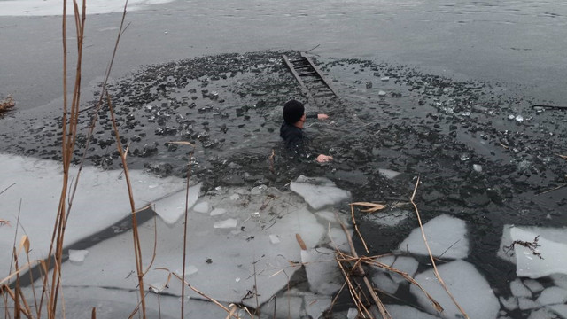 FOTO | Doi bărbați au fost la un pas de înec în timp ce încercau să salveze un pescar prăbușit sub gheață
