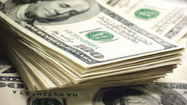 Un bărbat din Azerbaidjan, prins cu aproape 17.000 de dolari la aeroportul din Chișinău. Banii nedeclarați au fost confiscați