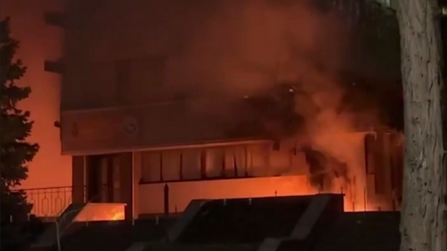 UPDATE: Poliția confirmă: Incendiul produs la Centrul de Informare și Documentare NATO a fost provocat intenționat