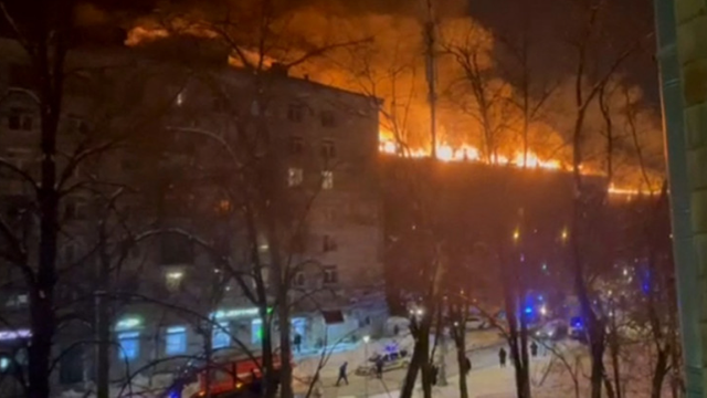 Incendiu de proporții în Moscova. 400 de oameni au fost evacuați de urgență dintr-o clădire cu șase etaje cuprinsă de flăcări