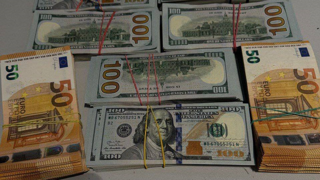 O cetățeană străină a încercat să părăsească Republica Moldova cu 10 mii de euro și 56 mii de dolari nedeclarați