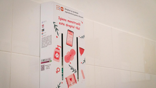 În patru școli din Republica Moldova au fost instalate dispensere cu absorbante oferite gratuit fetelor