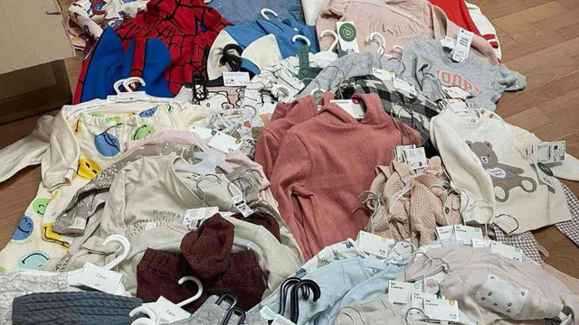 FOTO | Vama Leușeni: Zeci de articole vestimentare, depistate în bagajele unui tânăr întors din Germania