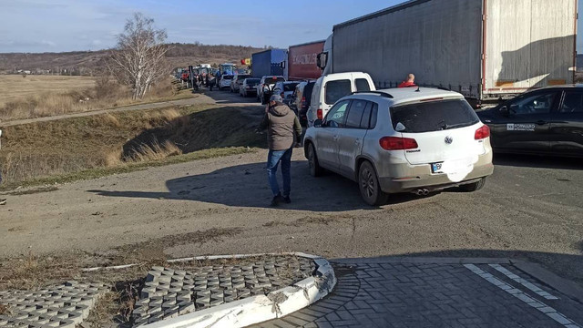 Accesul către și dinspre punctul de trecere a frontierei Leușeni a fost întrerupt. Poliția amintește că astfel de acțiuni îngrădesc dreptul cetățenilor la libera deplasare