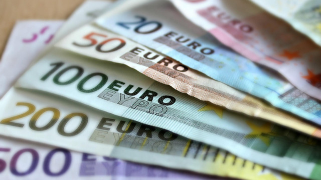 Euro se ieftinește cu 12 bani