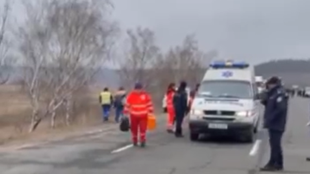 VIDEO | O ambulanță chemată pentru preluarea unui pacient cu probleme cardiace a fost blocată de tehnica agricolă abandonată pe traseul Leușeni-Albița