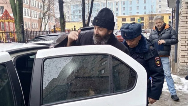 Un preot rus a fost arestat după ce a anunțat că va ține o slujbă în memoria lui Aleksei Navalnîi


