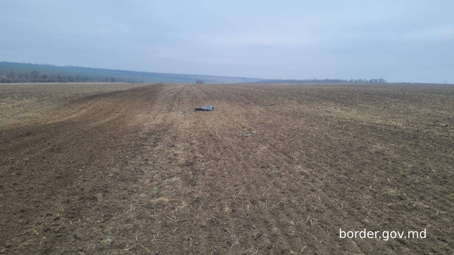 FOTO | Alte fragmente de dronă, depistate în zona de frontieră moldo-ucraineană
