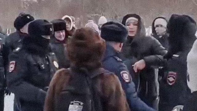 Peste 400 de persoane, din 36 de orașe, au fost arestate în Rusia la manifestările de comemorare a lui Aleksei Navalnîi
