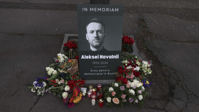 Aleksei Navalnîi este comemorat la București. Oamenii au aprins lumânări și au adus flori în fața ambasadei Rusiei