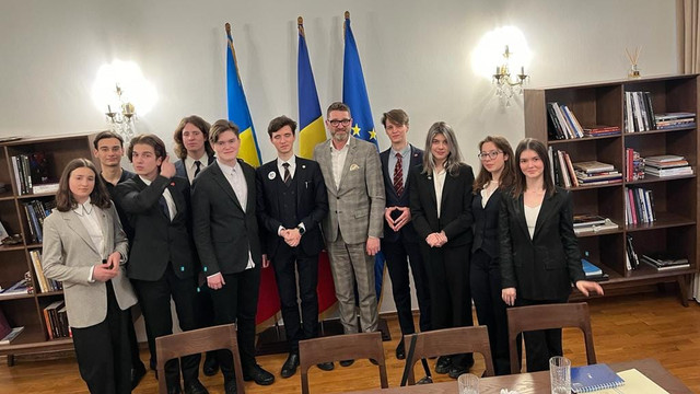 FOTO | Liceeni și studenți din Asociația Tinerilor Diplomați din Moldova s-au aflat în vizită la Ambasada României la Chișinău