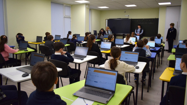 Elevii a doua licee din Chișinău au participat în premieră la o testare națională în format digital
