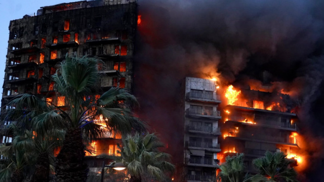 Tragedie la Valencia. 4 morți și 19 dispăruți în urma unui incendiu uriaș, pe care pompierii nu reușesc să-l stingă